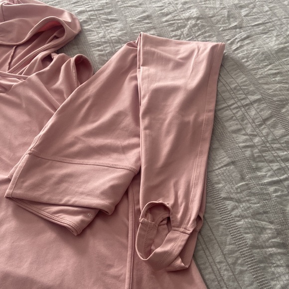 Kittenish by Jessie James Decker workout outfit - Picture 3 of 5